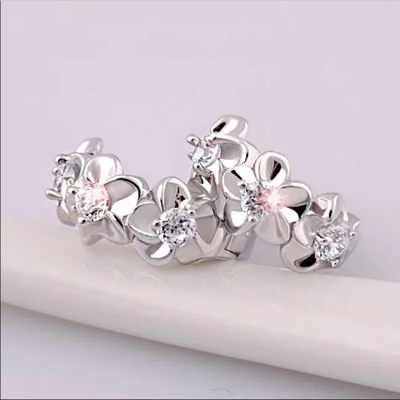 New 925 Silver Beautiful Flower Hoop Earrings - Picture 3 of 6